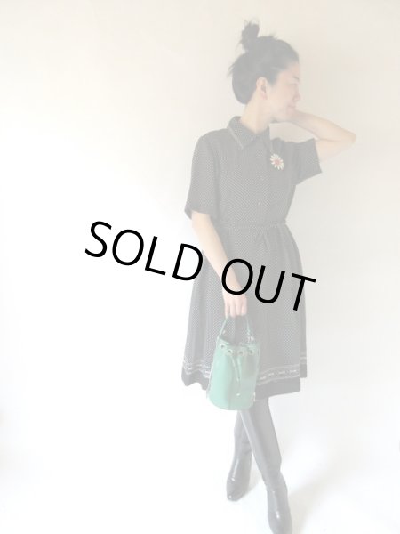 画像2: 【きりっとモノトーン*】ドットとチェーンベルト柄のワンピース (2)