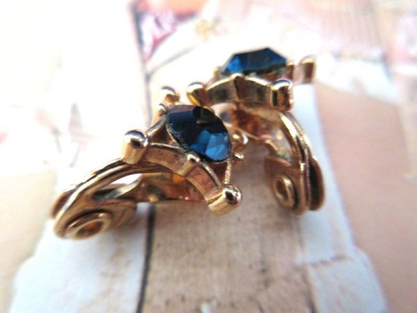 画像3: 【馴染みよく華やかに*】ブルーラインストーンイヤリング (3)