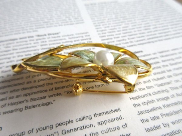 画像4: 【1粒パールが上品*】未使用*クラシカルフラワーブローチ (4)