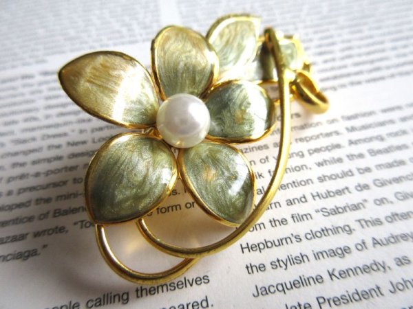 画像2: 【1粒パールが上品*】未使用*クラシカルフラワーブローチ (2)