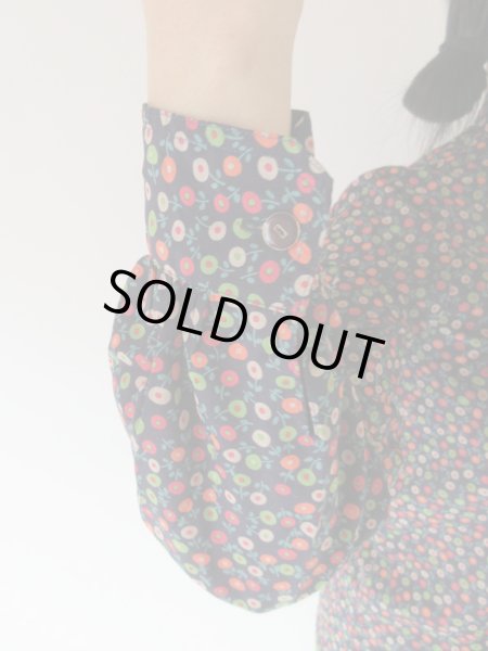 画像6: 【ネイビー地でオトナ見えも*】小花柄のカラフルブラウス (6)