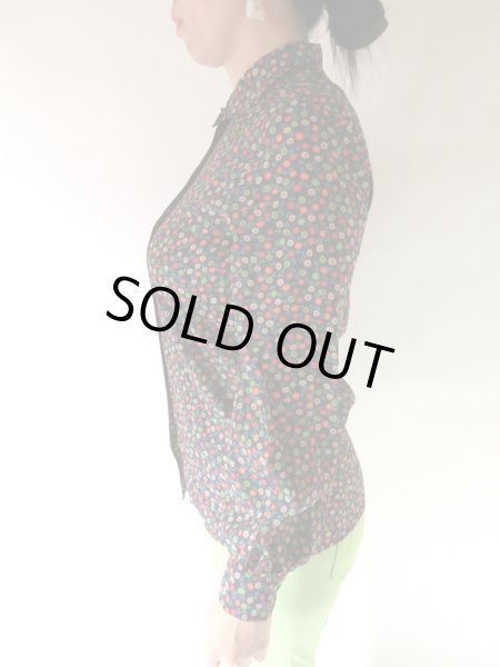 画像4: 【ネイビー地でオトナ見えも*】小花柄のカラフルブラウス (4)