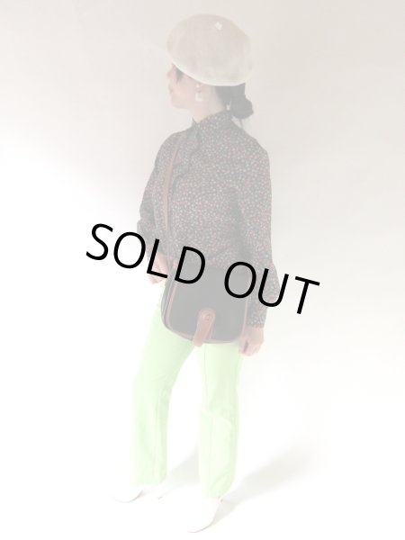 画像2: 【ネイビー地でオトナ見えも*】小花柄のカラフルブラウス (2)