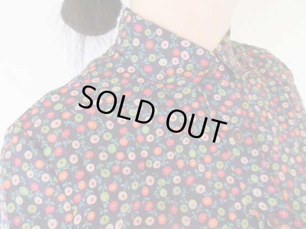 画像7: 【ネイビー地でオトナ見えも*】小花柄のカラフルブラウス (7)