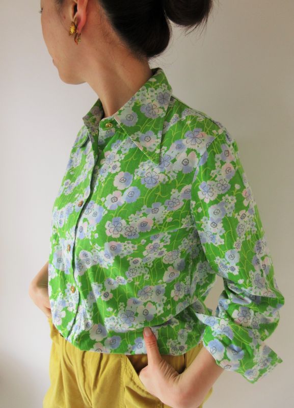 夢見る色のお花柄シャツ 乙女スタイル